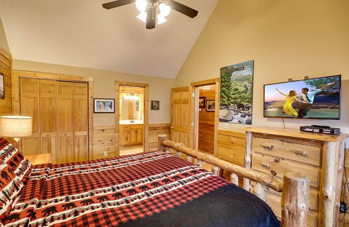 Gatlinburg - Pigeon Forge Cabin | Gatlinburg - Chimney Tops Overlook - 4 Bedroom - Sleeps 14