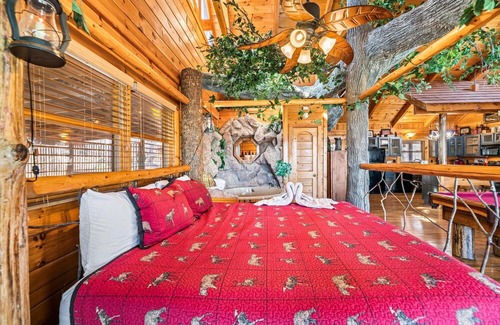 Gatlinburg - Pigeon Forge Cabin | Gatlinburg Enchanted Treehouse: A Magical Getaway