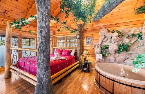 Gatlinburg - Pigeon Forge Cabin | Gatlinburg Enchanted Treehouse: A Magical Getaway