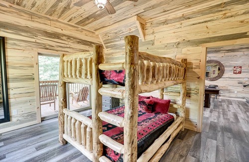 Gatlinburg - Pigeon Forge Cabin | Gatlinburg - Honey Hole - 4 Bedroom - Sleeps 12