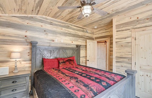 Gatlinburg - Pigeon Forge Cabin | Gatlinburg - Honey Hole - 4 Bedroom - Sleeps 12