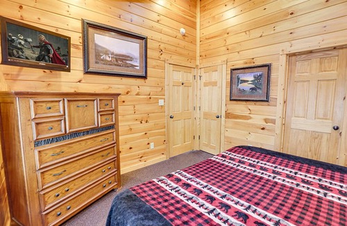 Gatlinburg Cabin | Gatlinburg - Lovin' the View - 2 Bedroom - Sleeps 8
