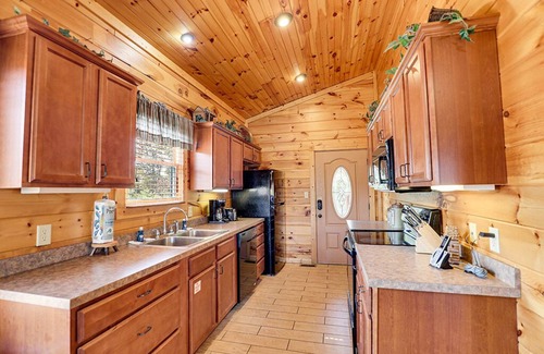 Gatlinburg Cabin | Gatlinburg - Lovin' the View - 2 Bedroom - Sleeps 8