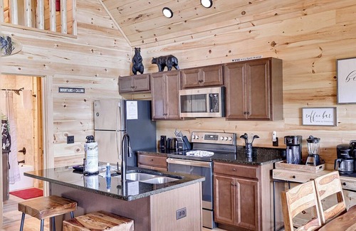 Pittman Center Cabin | Gatlinburg - Makin' Memories - 2 Bdrms.