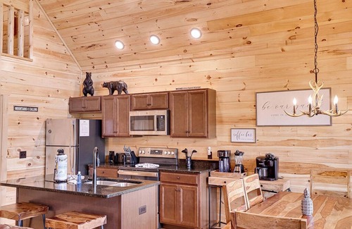 Pittman Center Cabin | Gatlinburg - Makin' Memories - 2 Bdrms.