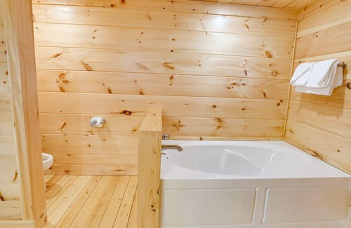 Chalet Village North Cabin | Gatlinburg - Misty Mountain Memories - 6 Bedroom - Sleeps 18