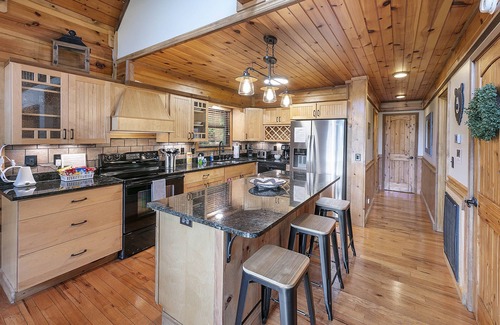 Gatlinburg - Pigeon Forge House | Gatlinburg Private Mountain View Cabin in Resort offering Golf, Pool, Pickleball