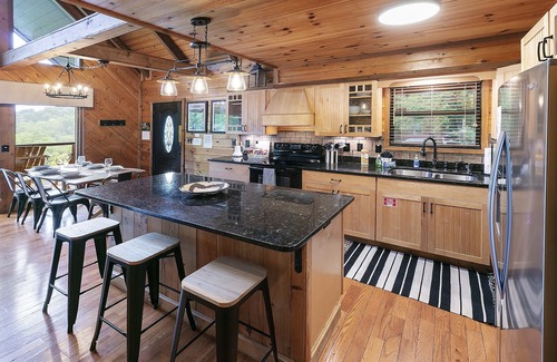 Gatlinburg - Pigeon Forge House | Gatlinburg Private Mountain View Cabin in Resort offering Golf, Pool, Pickleball
