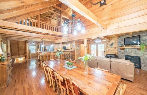 Gatlinburg Cabin | Gatlinburg retreat 4/4+loft, pet-friendly, sleeps 14