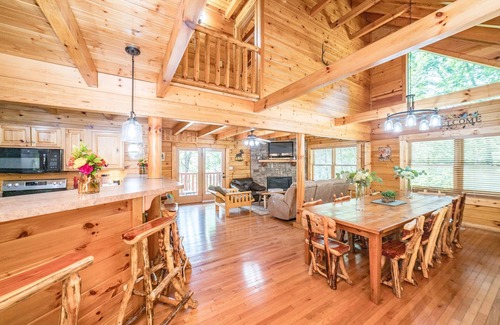 Gatlinburg Cabin | Gatlinburg retreat 4/4+loft, pet-friendly, sleeps 14
