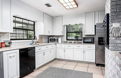 Gainesville House | Gator Den 6 Bedrooms Steps to UF