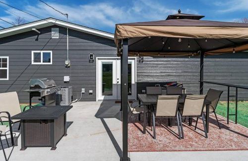 Rapid City House | Gazebo 4BR Ping Pong Arcade Room