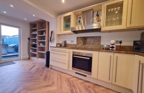 Dowlais House | Stylish & comfortable 4 bedroom home with patio