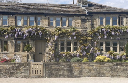 Almondbury Cottage | Cabin ∙ 4 bedrooms ∙ 8 guests