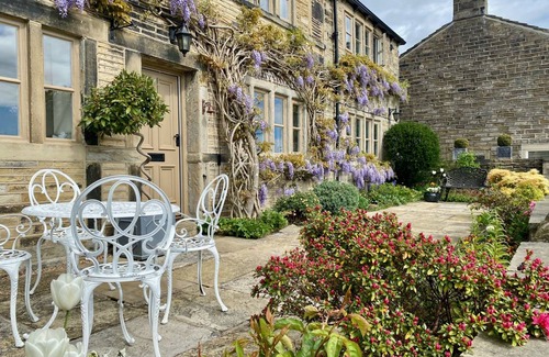Almondbury Cottage | Cabin ∙ 4 bedrooms ∙ 8 guests