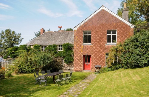 Launceston Cottage | Cabin ∙ 7 bedrooms ∙ 13 guests