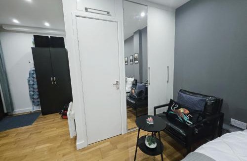 Whitechapel Apartment | GDY0 - The Green Dragon Apartment
