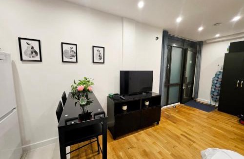 Whitechapel Apartment | GDY0 - The Green Dragon Apartment