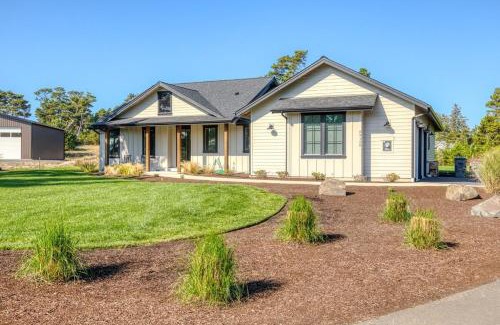 Surf Pines House | Gearhart Getaway - Gated Community Home w/Hot Tub, Walk to Beach