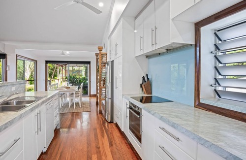 Rainbow Beach House | Gecko's Rest - Rainbow Shores. Executive Beach House - Pet Friendly Too! Wi-fi. Pool