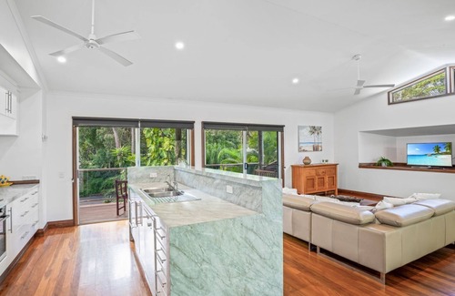 Rainbow Beach House | Gecko's Rest - Rainbow Shores. Executive Beach House - Pet Friendly Too! Wi-fi. Pool