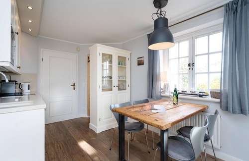 Rantum Apartment | Gemütliche 3-zimmer Wohnung - 4 Personen: Meerblick, Terrasse, Stellplatz, Wlan