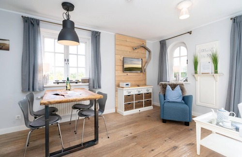 Rantum Apartment | Gemütliche 3-zimmer Wohnung - 4 Personen: Meerblick, Terrasse, Stellplatz, Wlan