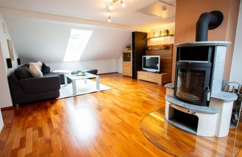 Burglengenfeld Apartment | Gemütliche DG-Wohnung mit großer Küche & Parkplatz