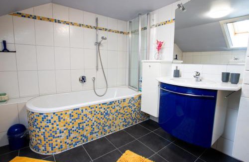 Burglengenfeld Apartment | Gemütliche DG-Wohnung mit großer Küche & Parkplatz