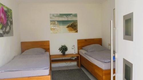 Schollbronn Apartment | Gemütliche, einfache Unterkunft mit vier Betten, Küche, Bad