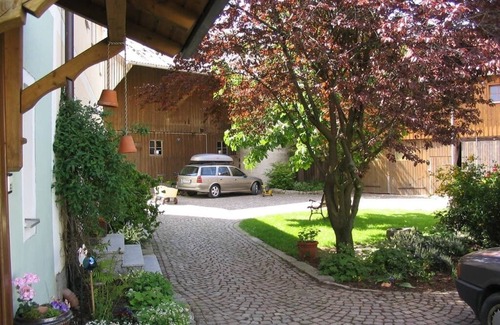 Ploessberg Apartment | Gemütliche Ferienwohnung mit möblierter Terrasse und Zugang zum Garten