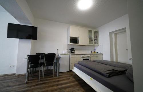 Stadtbezirke VII Apartment | Gemütliche Suite im Erdgeschoss - WLAN