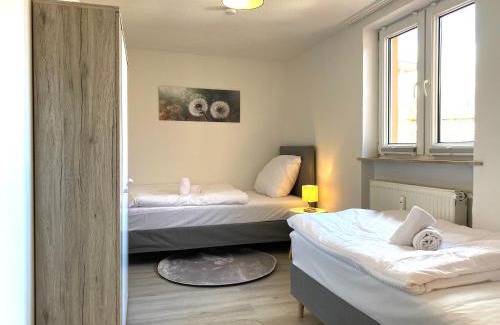 Aschersleben Apartment | Gemütliche Unterkünfte für längeren Aufenthalt und Monteure inkl Balkon, Waschmaschine, WiFi, Küche und Parkplatz
