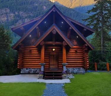 Sunshine Valley Ski Chalet | Gem by Manning Park: Luxury Loghouse “Ravenloft”