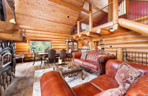 Sunshine Valley Ski Chalet | Gem by Manning Park: Luxury Loghouse “Ravenloft”