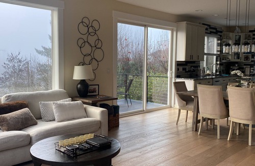 Des Moines House | Gem on the North Hill with Breathtaking rooftop views & Jacuzzi