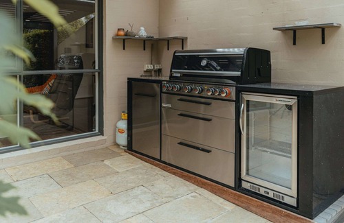Mawson House | Generous 3-Bed Townhouse near Shops