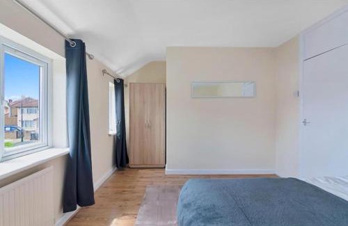 Turkey Street Apartment | Generous 3BR House in Enfield North London with Garden