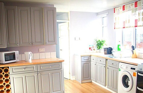 Weston on Trent House | GENEROUS CONTRACTOR HOUSE NEAR A444 M6 WITH PARKING Spring Nest