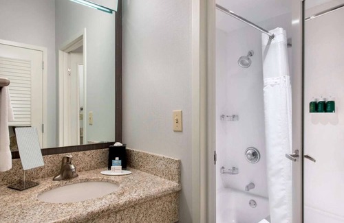 Middletown Apartment | Generously Sized Room Near the Airport w/Hot Tub & 2 Pools Access - Parking