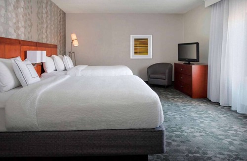 Middletown Apartment | Generously Sized Room Near the Airport w/Hot Tub & 2 Pools Access - Parking