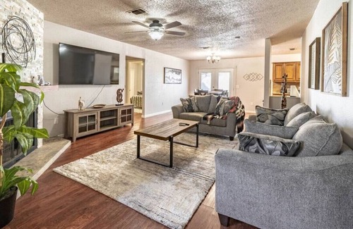 Lubbock House | Geneva's House - 3BR/2BA - Close to Everything