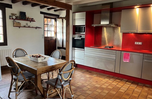 La Vieille-Lyre Villa | Gentle living in a farmhouse surrounded by apple trees