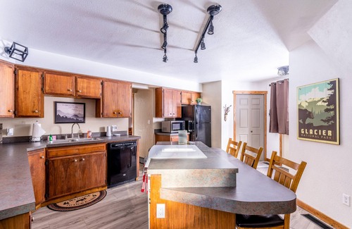 Columbia Falls House | Geodesic dome with full kitchen, fireplace, firepit, cozy deck & washer/dryer