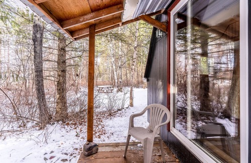 Columbia Falls House | Geodesic dome with full kitchen, fireplace, firepit, cozy deck & washer/dryer