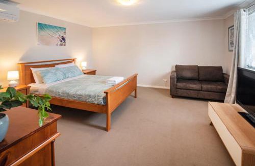 Geographe House | Geographe Marina Retreat- WIFI, Bikes and Kayaks