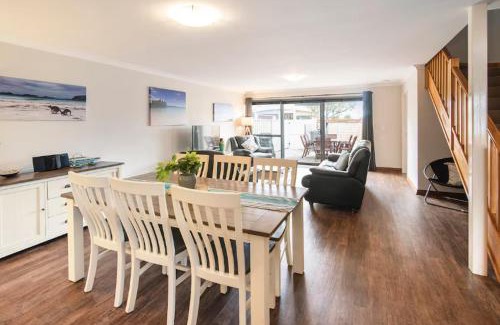 Geographe House | Geographe Marina Retreat- WIFI, Bikes and Kayaks