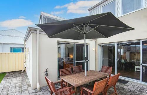 Geographe House | Geographe Marina Retreat- WIFI, Bikes and Kayaks