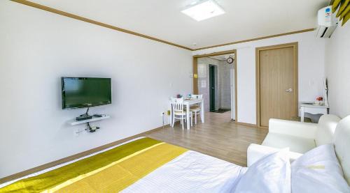 Irun-myeon House | Geojae Beach Maru Pension