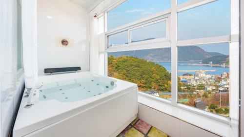 Irun-myeon House | Geoje Forest-Morning Spa Pension